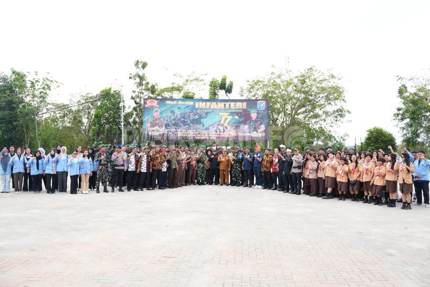 Bupati Sanggau Pimpin Upacara Pemberangkatan Gerak Jalan Peleton Pembawa Simbol Yudha Wastu Pramuka Jaya ke-77 Tahun 2025