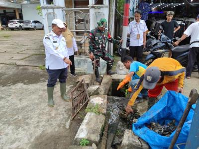 Bupati Sanggau Tinjau Gorong-gorong Tersumbat hingga Sungai Kapuas, Imbau Warga Jaga Lingkungan