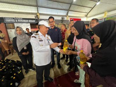 Bupati Sanggau Yohanes Ontot Resmi Launching Pasar Murah di Pasar Seroja