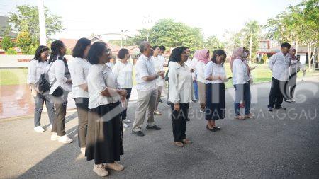 Bupati Sanggau Melepas Peserta TP PKK Kabupaten Sanggau Ikuti Rakerda X dan HKG PKK ke-53 Provinsi Kalbar