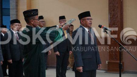 Bupati Sanggau Lantik Drs. Aswin Khatib, M.Si sebagai Sekretaris Daerah