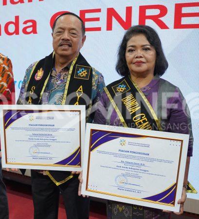 Bupati Sanggau Yohanes Ontot dan Ketua TP PKK, Ny. Yohana Kusbariah Ontot Resmi Dilantik Sebagai Ayah dan Bunda Genre Kabupaten Sanggau