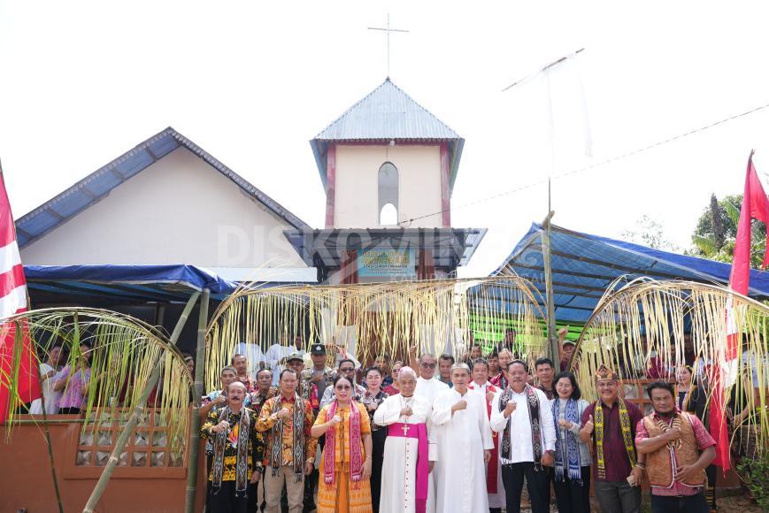 Wabup Sanggau Meresmikan Gereja Katolik Santo Paulus Stasi Suruh Engkadok di Entikong