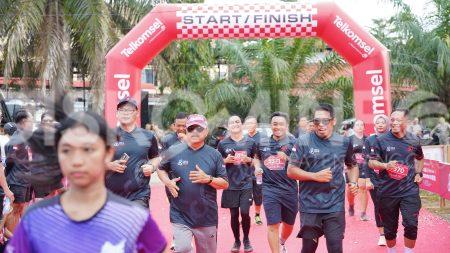 Bupati dan Wabup Sanggau Lepas Peserta Triple On Fun Run Telkomsel