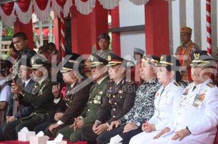 Bupati Sanggau Pimpin Upacara Penurunan Bendera HUT ke-80 RI Tahun 2025