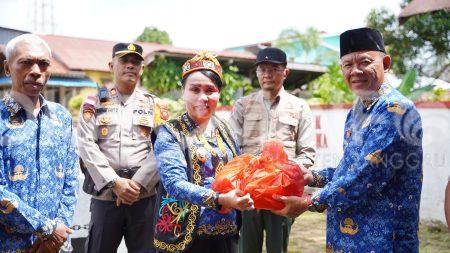 Wakil Bupati Sanggau Serahkan Bantuan Korban Banjir Di Meliau