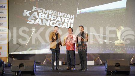 Pemerintah Kabupaten Sanggau Terima Penghargaan Inovasi Pekebun Bermartabat dalam Tribun Pontianak Awards 2024