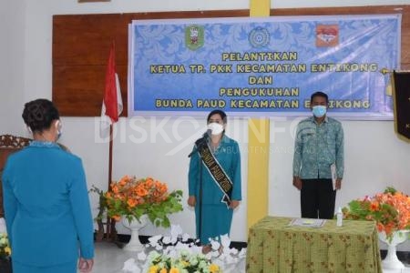 Ny. Arita Apolina Lantik Ketua TP PKK Dan Bunda Paud Kecamatan Entikong