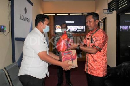 Kadis Kominfo Kabupaten Sanggau Serahkan Bantuan Berupa Sembako Kepada Staff Dinas Kominfo Yang Terdampak Banjir