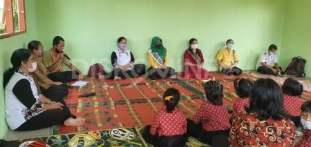 Bunda PAUD Kabupaten Sanggau, Ny. Arita Apolina Tinjau Langsung PAUD Suat Ubah Embaong