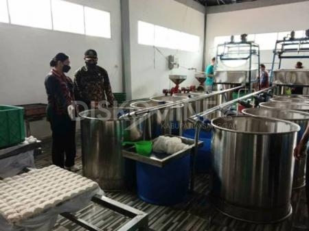 Ketua TP PKK Kabupaten Sanggau Kunjungi SIKM Di Desa Suka Mulya