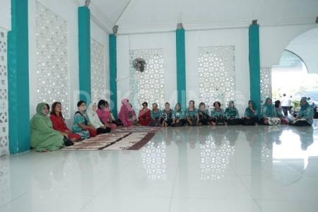 Ketua TP PKK Selaku Bunda Genre Kab. Sanggau Berikan Tali Kasih Kepada Yayasan Panti Asuhan Hidayatullah Bina Kapuas