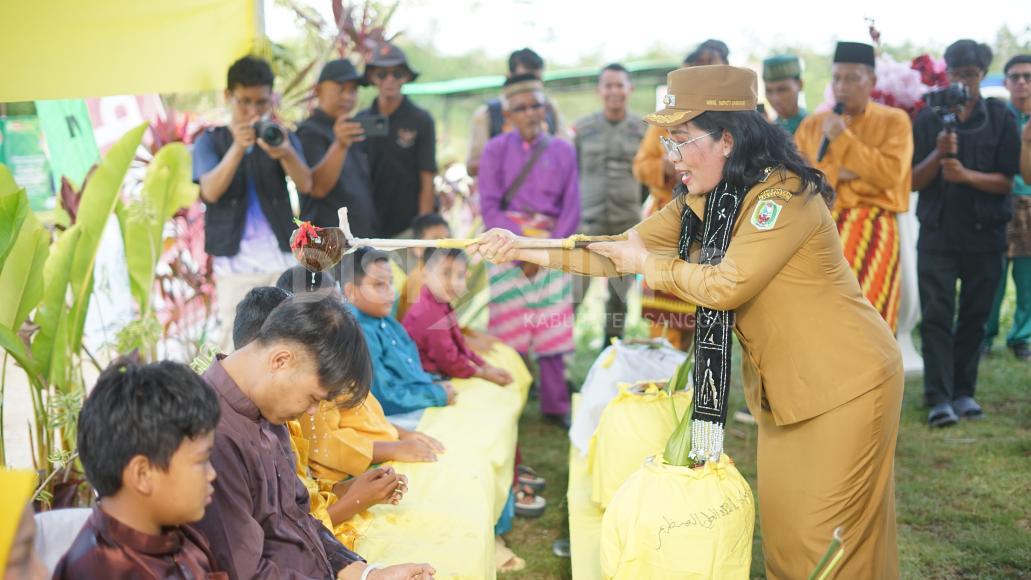 Wabup Sanggau Tutup Festival Mandi Daun Sabang ke-9 di Sekayam