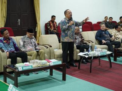 Bupati Sanggau Sampaikan Presentasi Monitoring dan Evaluasi Keterbukaan Informasi Publik Tahun 2025