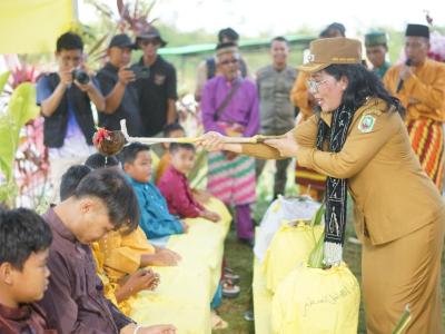 Wabup Sanggau Tutup Festival Mandi Daun Sabang ke-9 di Sekayam