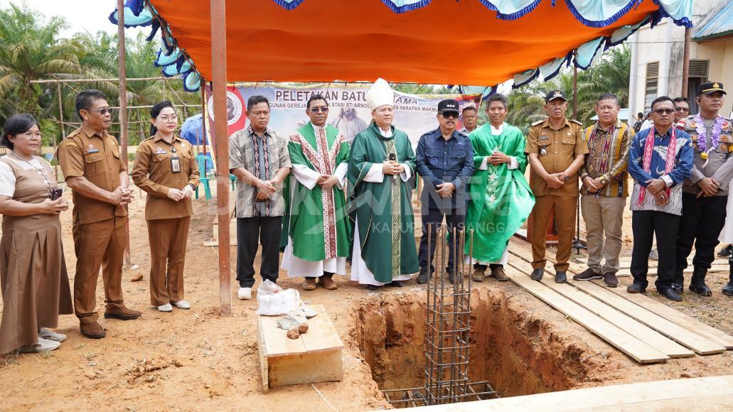 Bupati Sanggau Letak Batu Pertama Pembangunan Gereja St. Arnoldus Janssen Di Meliau