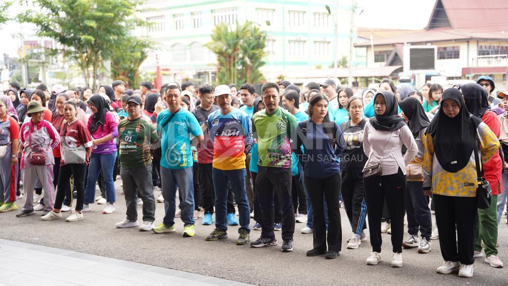 Pemkab Sanggau Rayakan Hari Kesehatan Nasional Ke-61 Dengan Jalan Santai dan Cek Kesehatan
