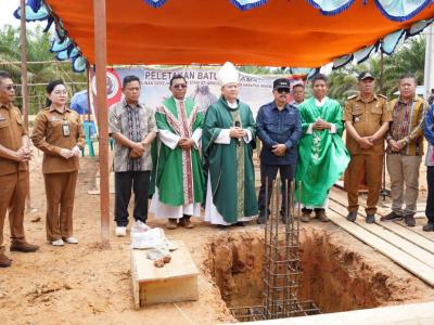 Bupati Sanggau Letak Batu Pertama Pembangunan Gereja St. Arnoldus Janssen Di Meliau