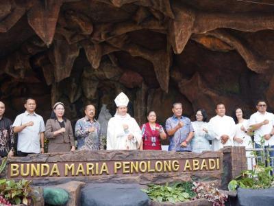 Bupati Sanggau Mengikuti Misa Syukur 100 Tahun Paroki Katerdal Sanggau dan Meresmiankan Gua Maria Bunda Penolong Abadi