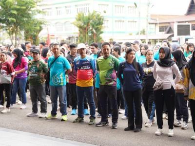 Pemkab Sanggau Rayakan Hari Kesehatan Nasional Ke-61 Dengan Jalan Santai dan Cek Kesehatan