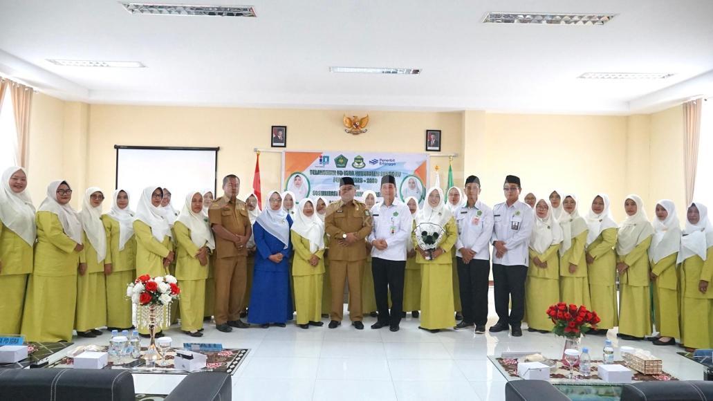 Sekda Sanggau Menghadiri Pelantikan Pimpinan Daerah Ikatan Guru Raudhatul Athfal Kabupaten Sanggau