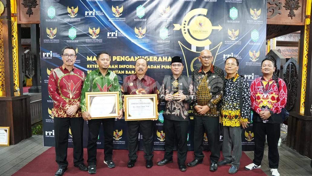 Bupati Sanggau Hadiri Malam Penganugerahan Keterbukaan Informasi Publik se-Kalbar 2025, Kabupaten Sanggau Raih Sejumlah Penghargaan