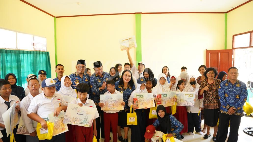 Wabup Susana Herpena Serahkan Bantuan Alat Tulis untuk Siswa SLBN 65 Sanggau