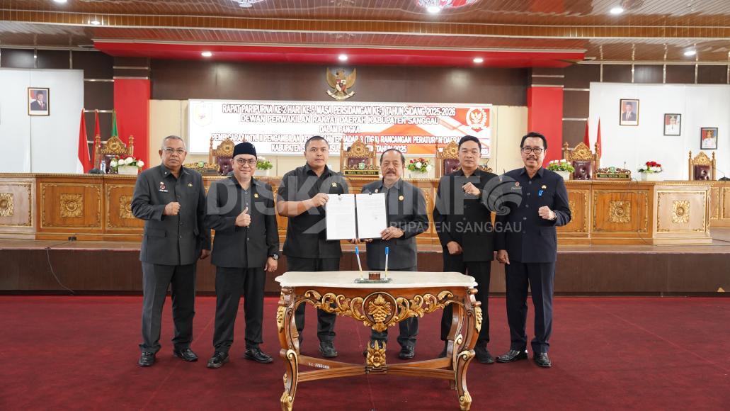 Bupati Sanggau Hadiri Rapat Paripurna DPRD Terkait Pengambilan Keputusan Dua Raperda dan Penundaan Pembahasan Satu Raperda Usulan Eksekutif