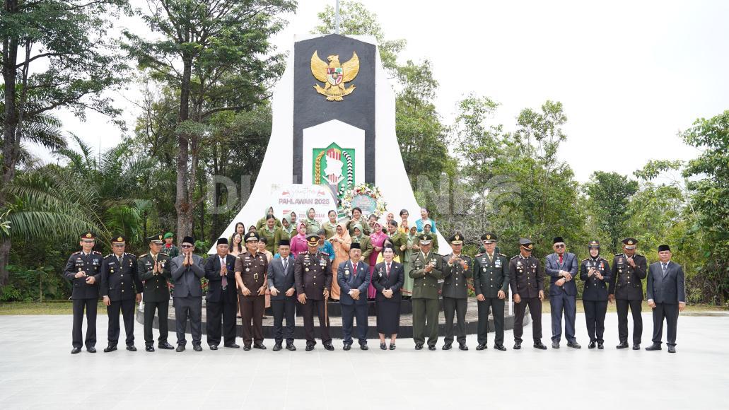Peringati Hari Pahlawan, Bupati dan Wabup Sanggau Tabur Bunga di Taman Makam Pahlawan