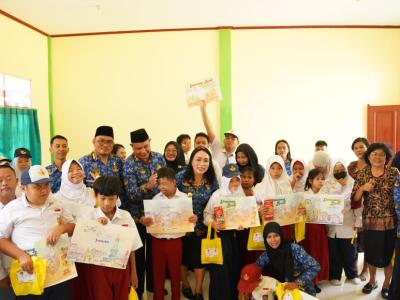 Wabup Susana Herpena Serahkan Bantuan Alat Tulis untuk Siswa SLBN 65 Sanggau
