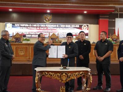 Bupati Sanggau Hadiri Rapat Paripurna DPRD Terkait Pendapat Akhir Fraksi dan Pengambilan Keputusan Raperda APBD 2026