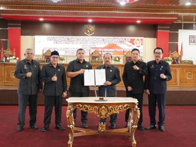 Bupati Sanggau Hadiri Rapat Paripurna DPRD Terkait Pengambilan Keputusan Dua Raperda dan Penundaan Pembahasan Satu Raperda Usulan Eksekutif