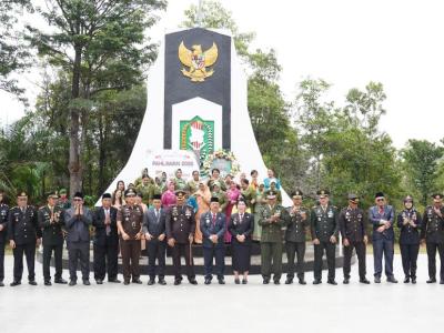 Peringati Hari Pahlawan, Bupati dan Wabup Sanggau Tabur Bunga di Taman Makam Pahlawan