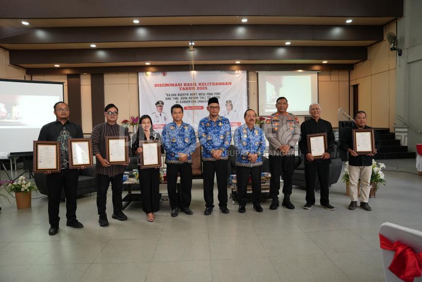 Bupati Sanggau Buka Diseminasi Hasil Kelitbangan 2025: Angkat Kajian Budaya Nosu Minu Podi dan Tari Jepin Anyam Tali Selampik