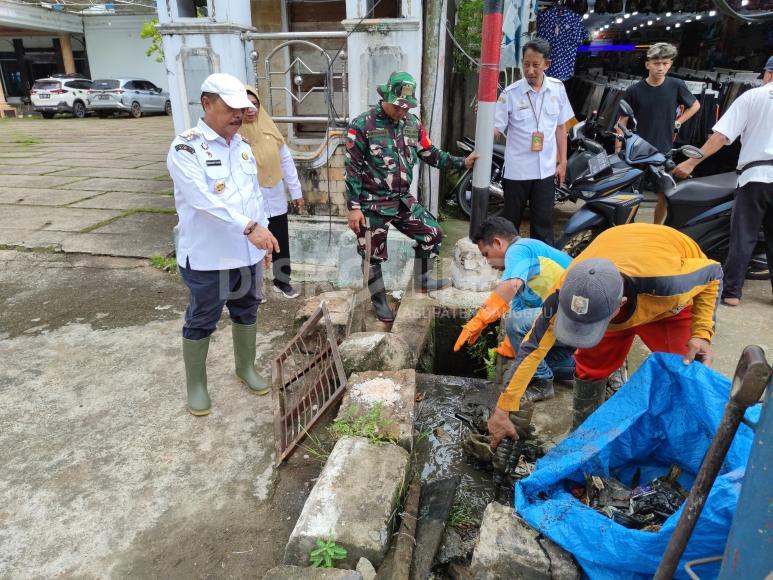 Bupati Sanggau Tinjau Gorong-gorong Tersumbat hingga Sungai Kapuas, Imbau Warga Jaga Lingkungan