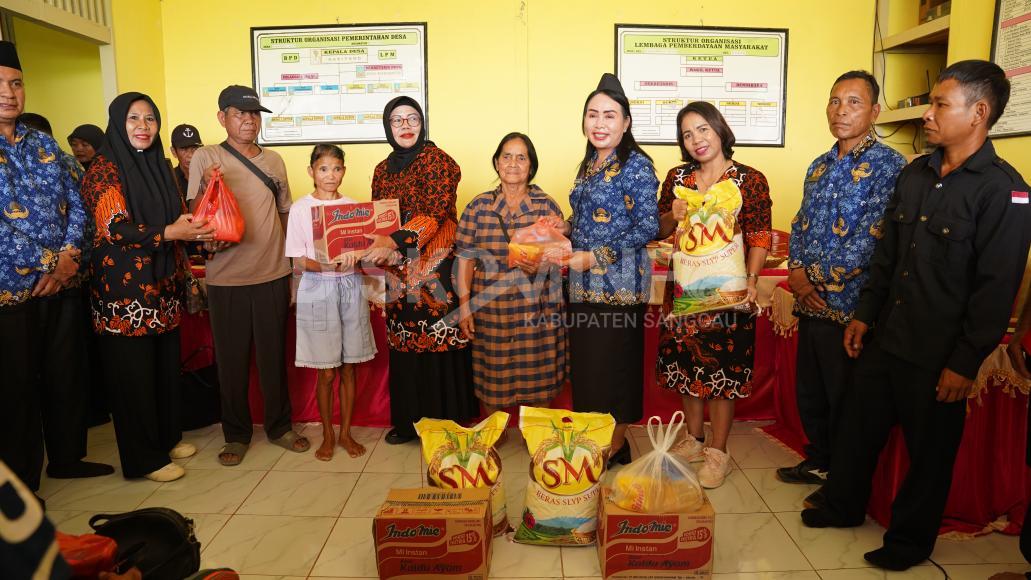 Wabup Sanggau Serahkan Bantuan untuk Lansia Terlantar dan Penyandang Disabilitas di Desa Serambai Jaya