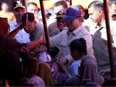 Banjir dan Longsor Sumbar: Presiden Prabowo Tinjau Dapur Umum dan Pastikan Bantuan Lancar