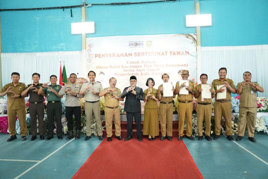 Bupati Sanggau Serahkan Sertipikat PTSL di Sekayam