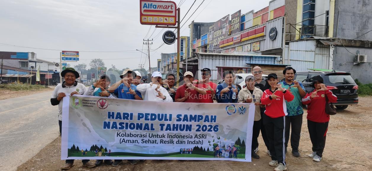 Bupati Sanggau Pimpin Aksi Bersih-Bersih di Simpang Ampar Peringati Hari Peduli Sampah Nasional