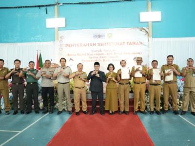 Bupati Sanggau Serahkan Sertipikat PTSL di Sekayam