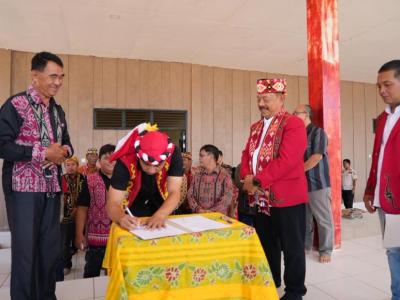 Bupati Sanggau Lantik Ketua Dewan Adat Dayak Kecamatan Toba
