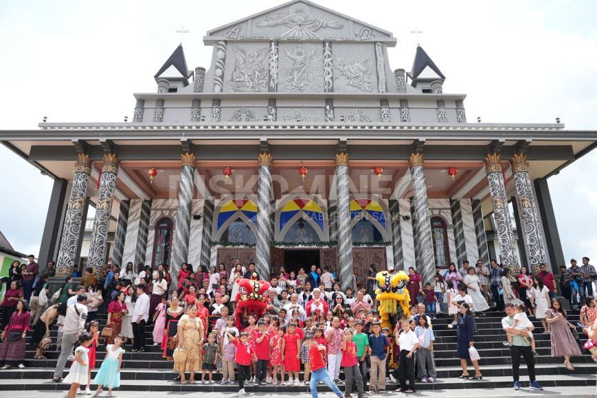 Bupati dan Wakil Bupati Sanggau Hadiri Misa Syukuran Imlek dan Pengukuhan Pengurus WKRI