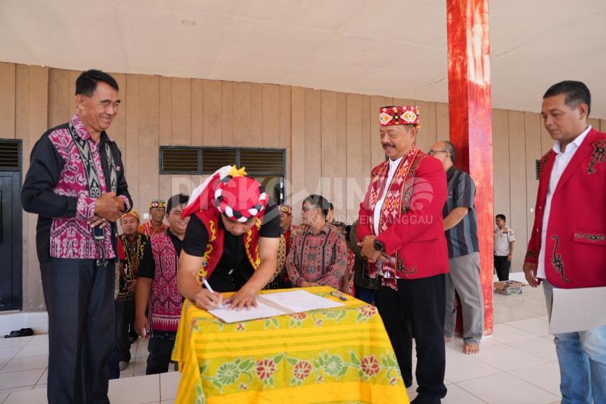 Bupati Sanggau Lantik Ketua Dewan Adat Dayak Kecamatan Toba