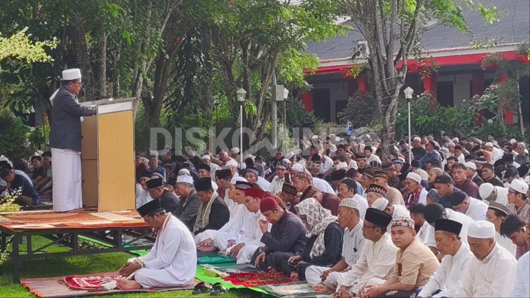 Ribuan Warga Sanggau Padati Halaman Pemda untuk Shalat Id, Khatib Tekankan Makna Perbedaan