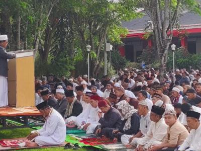 Ribuan Warga Sanggau Padati Halaman Pemda untuk Shalat Id, Khatib Tekankan Makna Perbedaan
