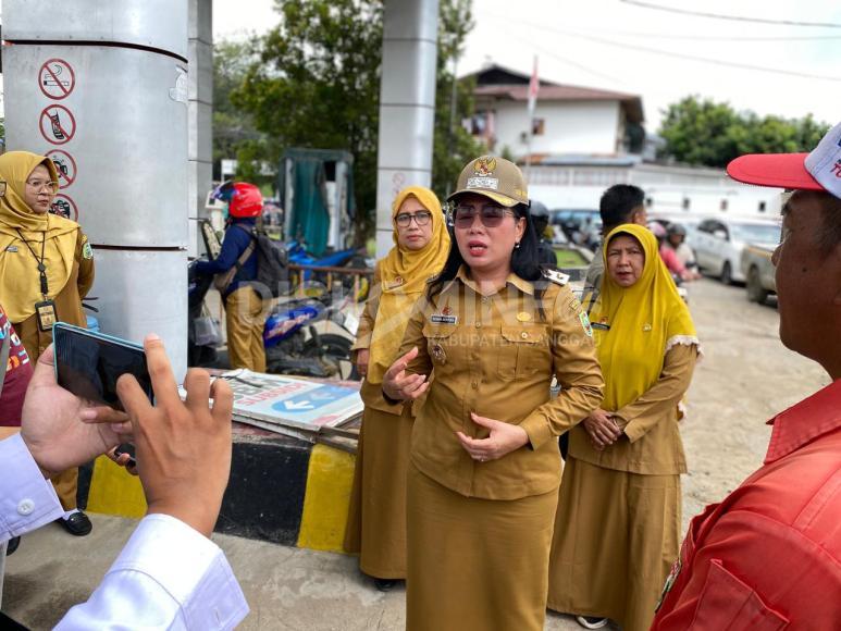 Sidak Antrian di SPBU, Wakil Bupati Sanggau Pastikan Stok BBM Aman