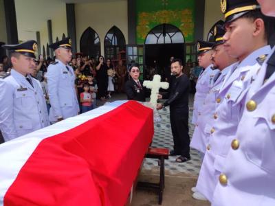 Wakil Bupati Sanggau Pimpin Upacara Pemakaman Camat Toba