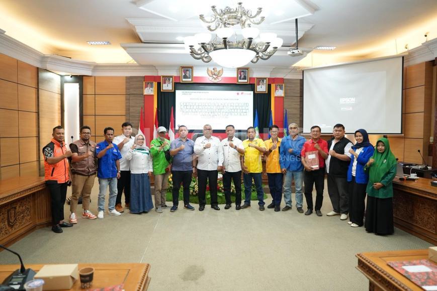 Sekda Sanggau Buka Penyerahan LHP Bantuan Keuangan Parpol Tahun 2025
