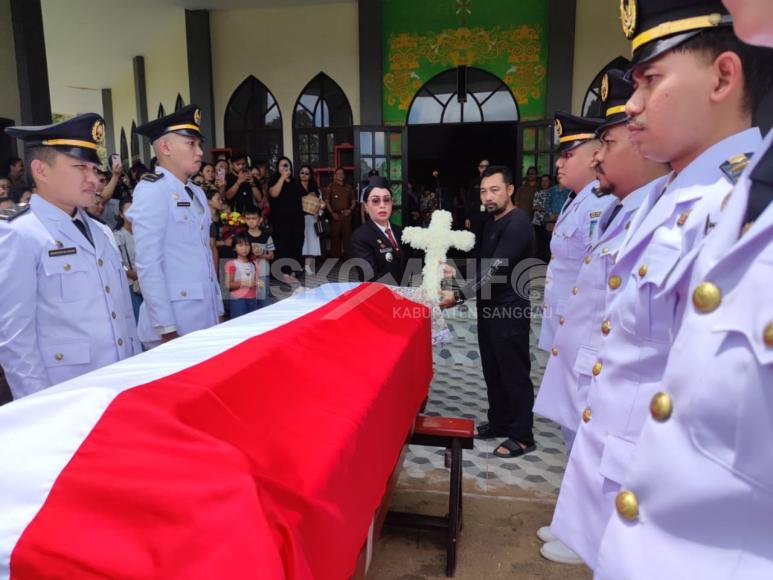 Wakil Bupati Sanggau Pimpin Upacara Pemakaman Camat Toba