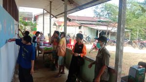 Dinas Kominfo Sanggau Bersama Warga Desa Kunyil Lakukan Kerja Bakti